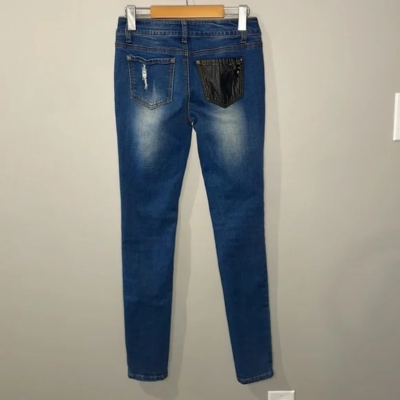 seductions FD Jeans with Studs & Skull Studs Distressed Women's/Junior's Size 3 - Picture 2 of 10